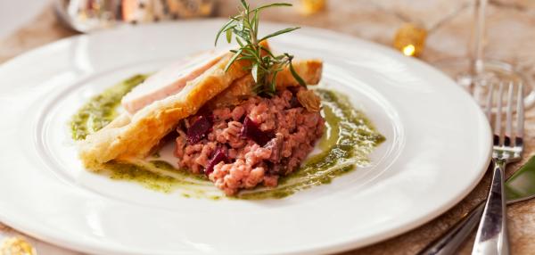 Taikinoitu kalkkuna ja punajuuri-tatti-ohrarisotto ja rakuunapesto