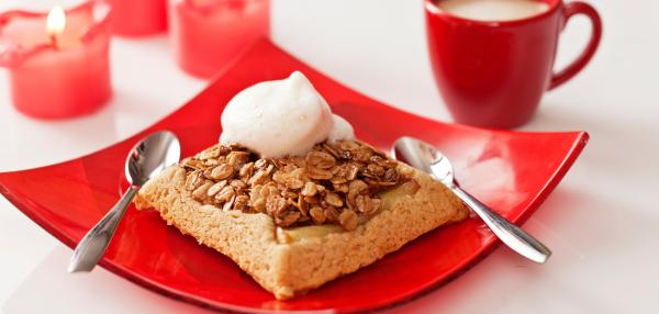 Tarte tatin joulucrunchylla ja vaniljamaitovaahto
