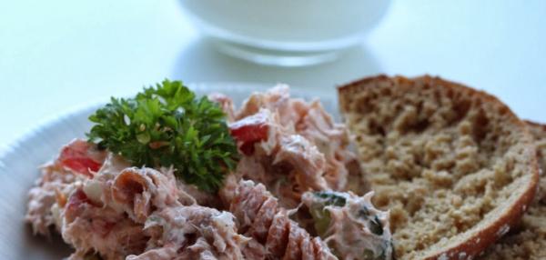 Savulohinen chilipastasalaatti