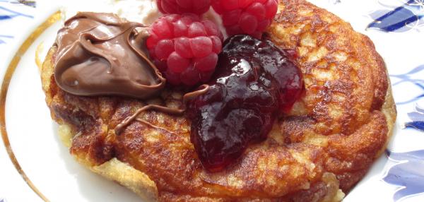 Amerikkalaiset pannukakut vaahterasiirapilla