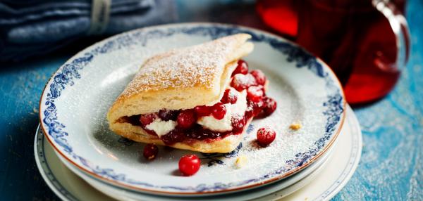 Joulutaskut karpalo-valkosuklaamoussella