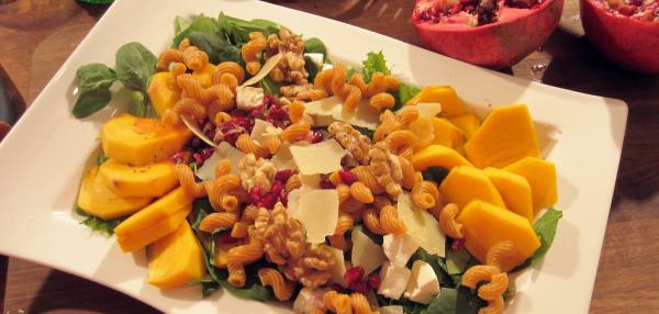 Pasta-persimonisalaatti