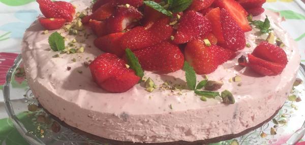 Mansikka-juustokakku suklaapohjalla