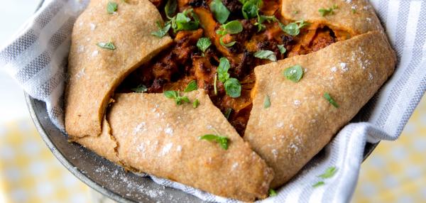 Galette gruusialaisella lihatäytteellä