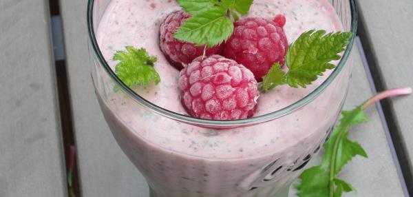 Kefiirismoothie luonnonyrtein ja marjoin