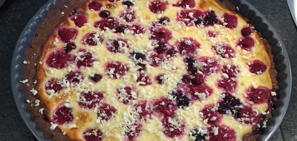 Vadelmapiirakka kahdella suklaalla