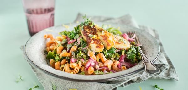 Lehtikaali-sitruunapasta halloumilla