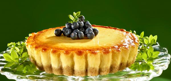 Amerikkalainen juustokakku piirakkana mustikoilla