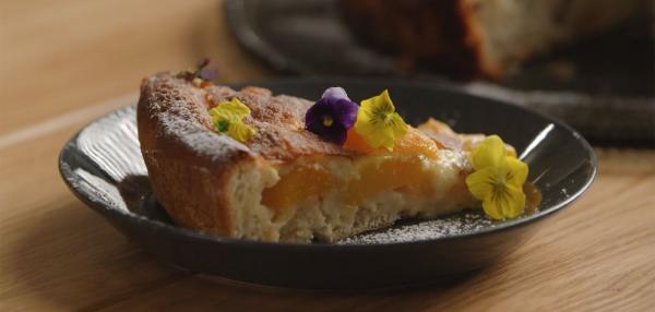 Aprikoosipiirakka pullapohjalla