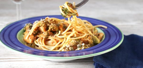 Broileri-parsakaalikastiketta ja spagettia