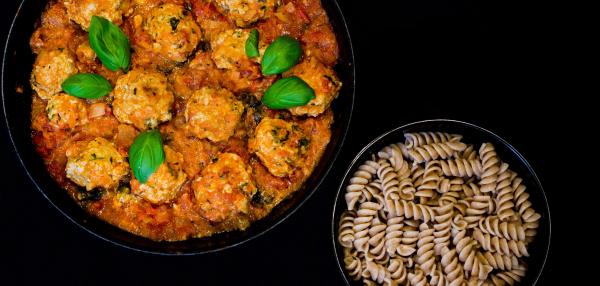 Broileripyörykät-tomaattikastikkeessa