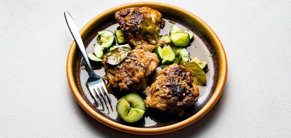 Chicken Adobo ja seesamikurkut