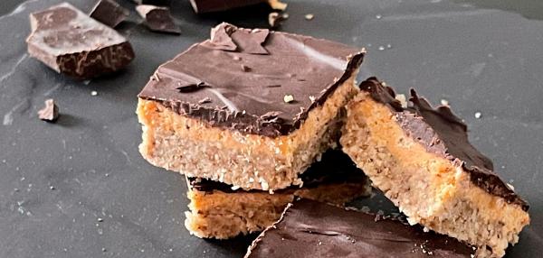 Paistamatta valmiit suklaa-maapähkinä -ruudut