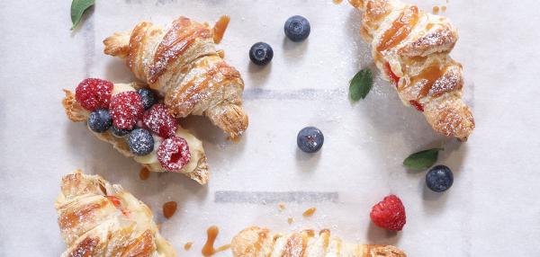 Croissantit kreemillä ja marjoilla
