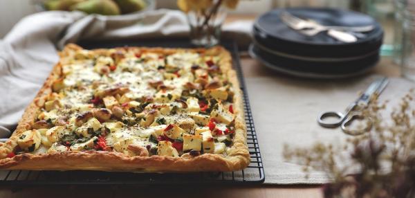 Feta-päärynäpiirakka isosta voitaikinalevystä