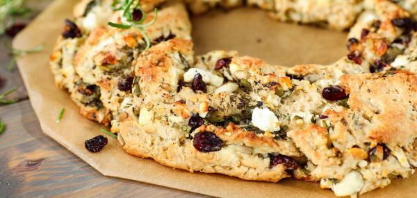 Feta-siemen-karpalotäytteinen leipäkranssi