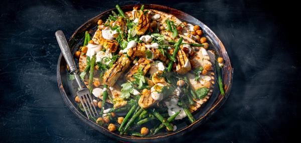 Grillattu halloumi jogurttikastikkeella ja grillatut kauratortillat