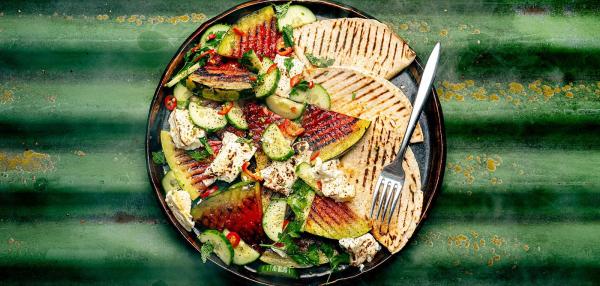 Grillattu vesimelonisalaatti ja grillatut kauratortillat