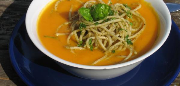 Porkkanakeitto spagetilla höystettynä