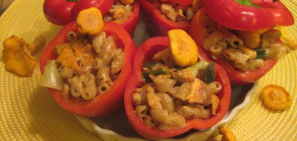 Kantarellipastalla täytetyt paprikat