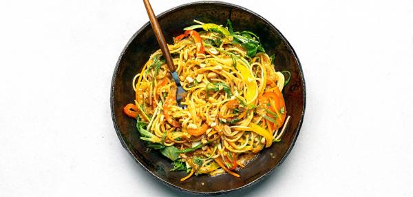 Inkivääri-maapähkinäspagetti