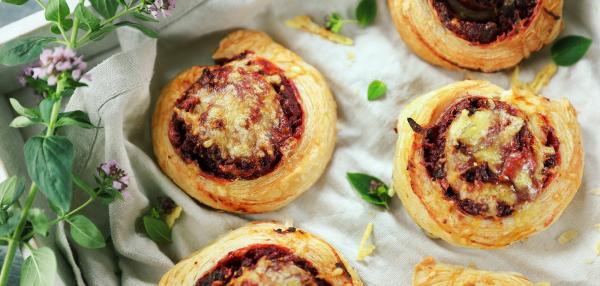 Juures-sinihomejuustorullat