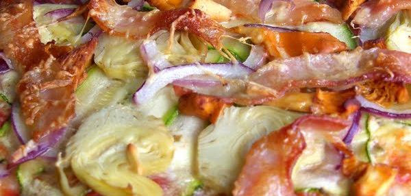 Kantarelli-pekonipizza ruis-nokkospohjalla