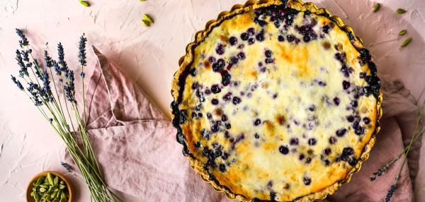 Kardemummainen mustikkapiirakka makupohjalla