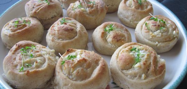 Kuituiset yrtti-fetasämpyläkääröt