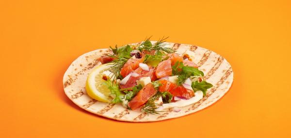 Kaura Rieska Tortilla kylmäsavulohella ja leipäjuustolla