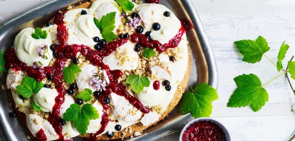 Kauracrumble paahdetulla vadelmakastikkeella