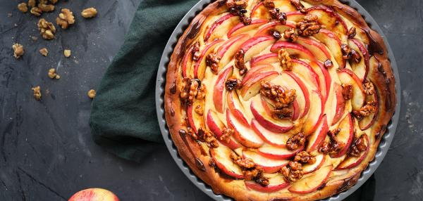 Kinuskinen Omenapiirakka hunajapähkinöillä