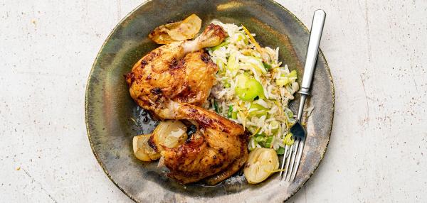 Kokonaisena uunissa paistettu broileri ja sitruunariisi