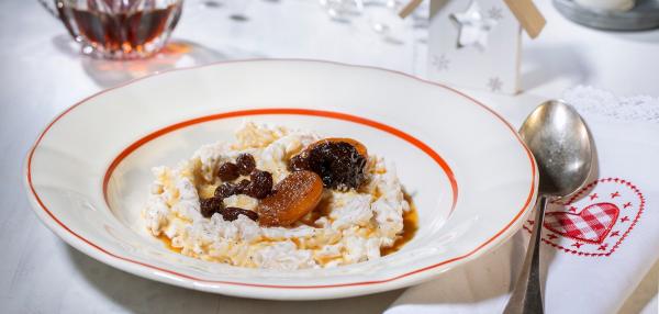 Jasmiiniriisi-kookospuuro hedelmillä