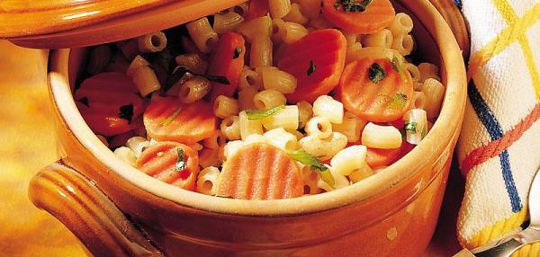 Kuitumakaronia rakuunaporkkanoilla