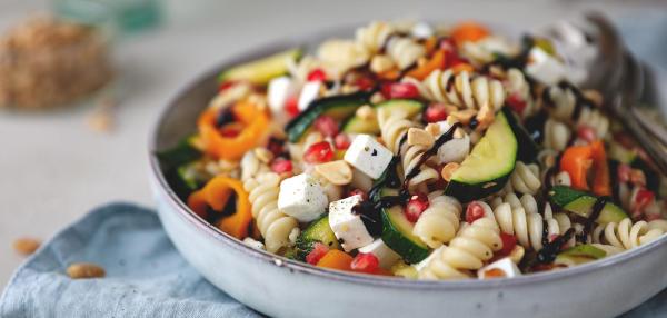 Lämmin fusilli-pastasalaatti