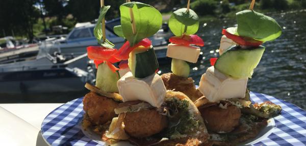 Kesän suolaiset ja makeat lettucocktailit veneellä