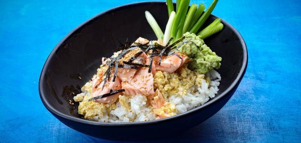 Lohi-avokado-donburi