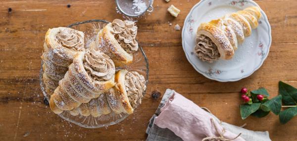 Luumumoussella täytetyt torttutuutit