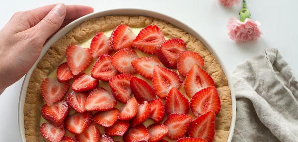 Mansikkapiirakka valkosuklaan kera