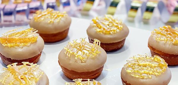 Minidonitsit vaahterasiirappikuorrutteella