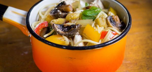 Monen värin pastakastike