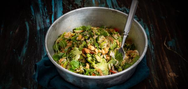 Broccoli-Maapähkinäsalaatti
