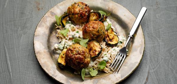 Kesäkurpitsa kanapyörykät ja fetasalaatti