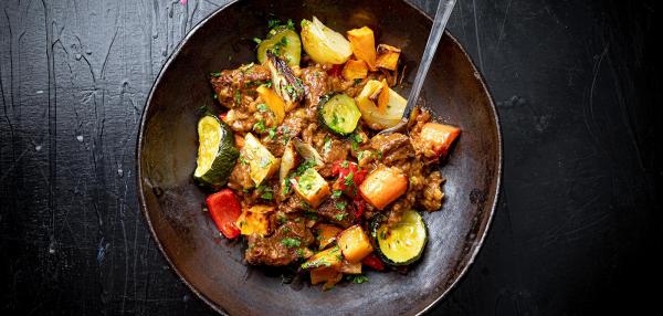 Olut-lihapata ja hunajaiset uunijuurekset