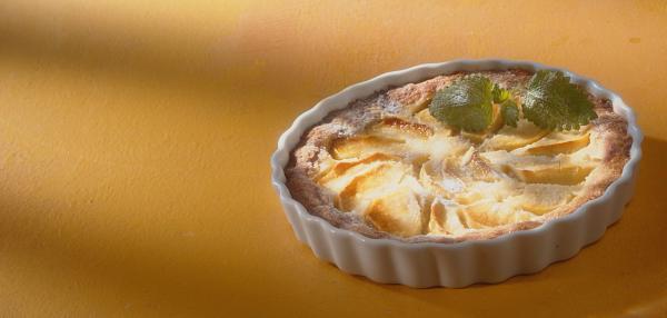 Omena-jogurttipiirakka kauramurotaikinasta