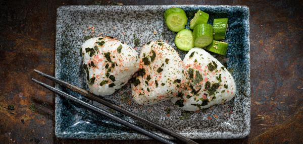 Onigiri miso-lohitäytteellä