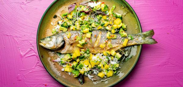 Paistettu meribassi ja mango-avokadosalsa