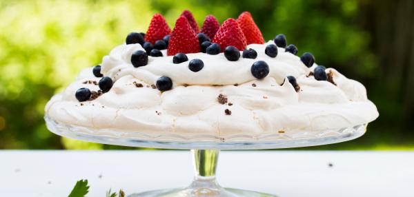 Pavlova Suklaacrunchylla ja kesämarjoilla