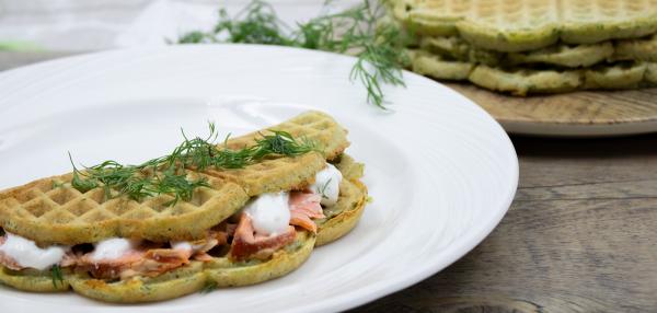 Pinaattivohvelit kalan kanssa